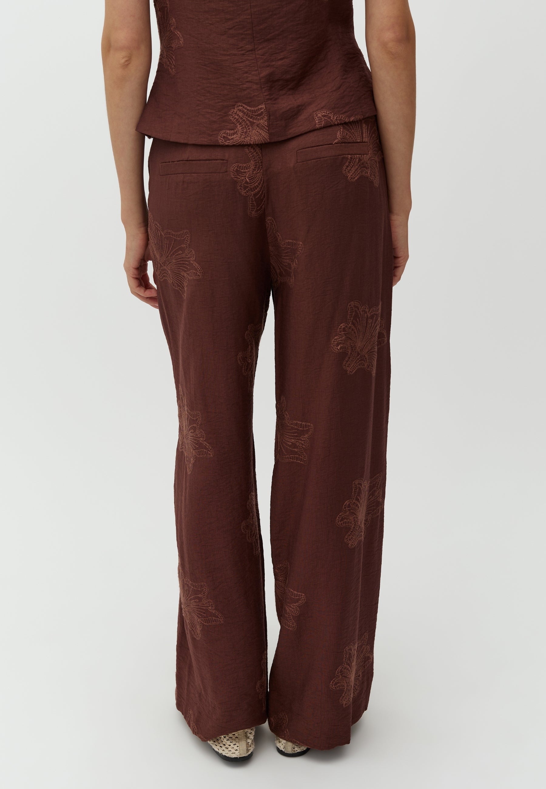 Ishara-M_Warm Brown_Model_3