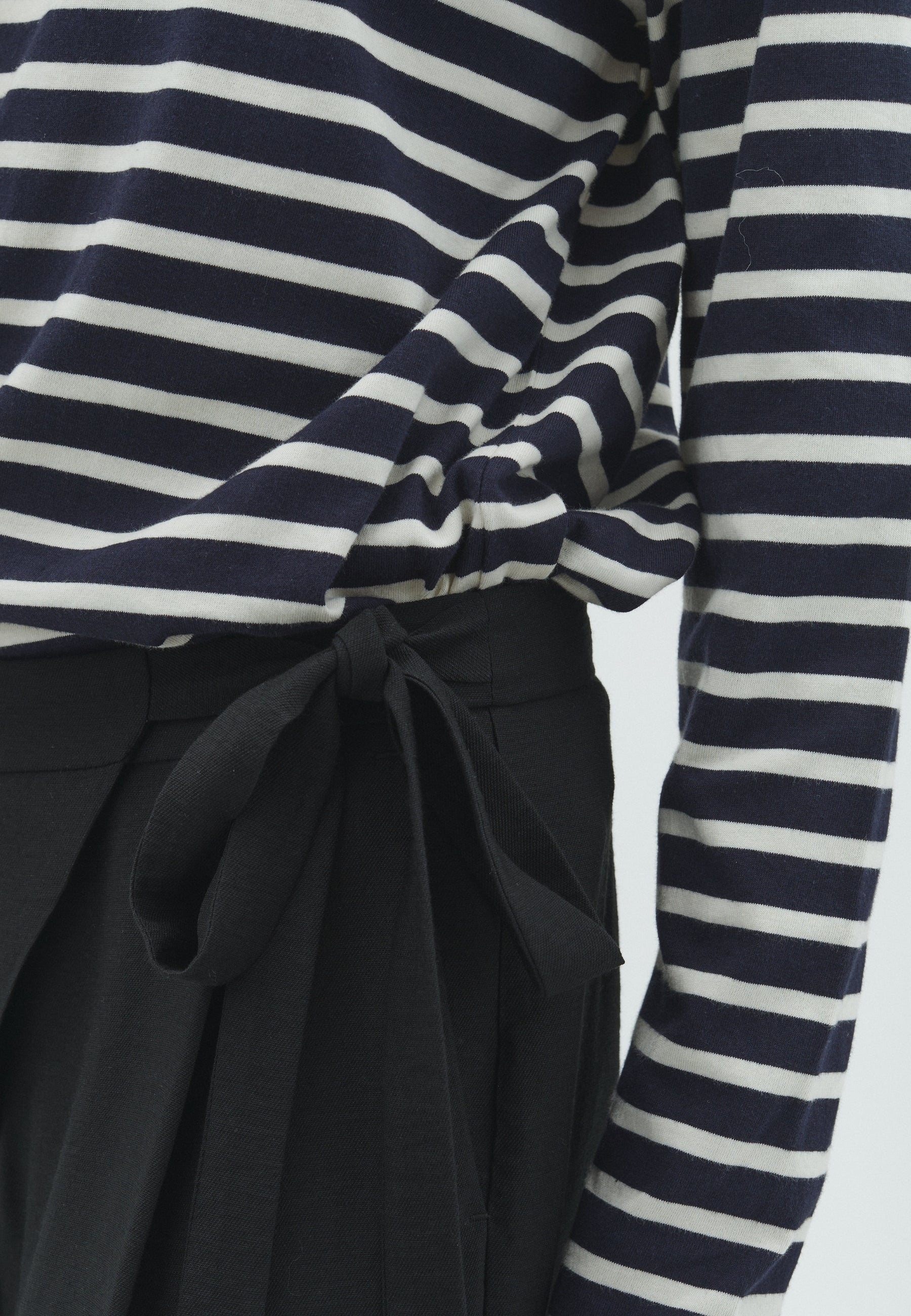 Suvi-M_Night Sugar Stripe_Model_1